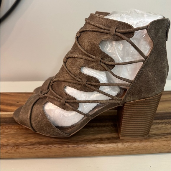 Quipid Gladiator Sandal Size 10 Peep Toe Bootie block Heel New in Box - Picture 3 of 12